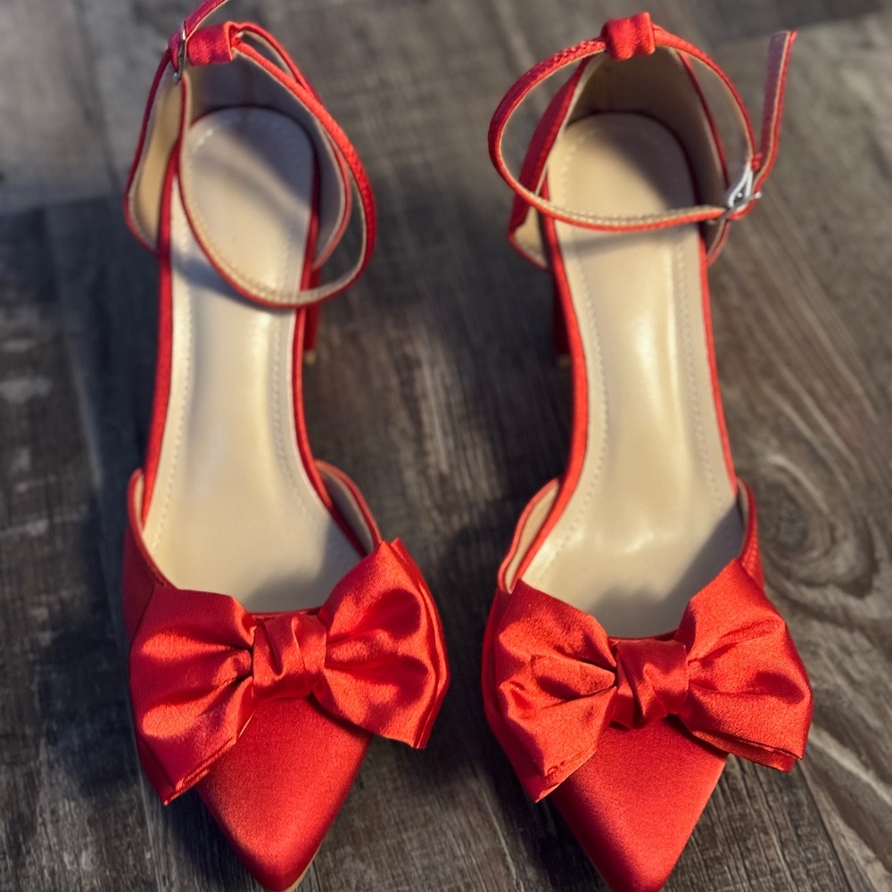 Source Unknown Vibrant Red Bow Heels